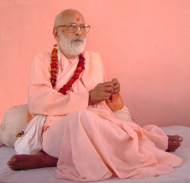 gurudeva-sentado-con-fondo-azafran4